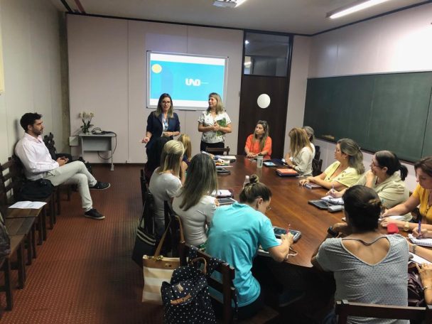 Pais e professores reunidos na apresentação sobre a Cultura Maker