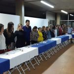 Equipe educativa reunida à mesa na vivência da Ceia Pascal