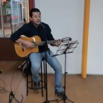 Acompanhamento musical com violão durante a vivência da Ceia Pascal
