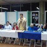 Equipe educativa reunida à mesa na vivência da Ceia Pascal