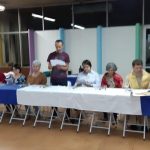 Equipe educativa reunida à mesa na vivência da Ceia Pascal