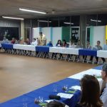 Equipe educativa reunida à mesa na vivência da Ceia Pascal