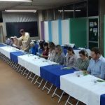 Equipe educativa reunida à mesa na vivência da Ceia Pascal