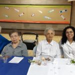 Equipe educativa reunida à mesa na vivência da Ceia Pascal