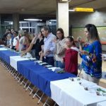 Equipe educativa reunida à mesa na vivência da Ceia Pascal