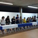 Equipe educativa reunida à mesa na vivência da Ceia Pascal