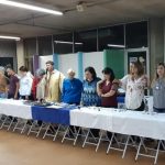 Equipe educativa reunida à mesa na vivência da Ceia Pascal