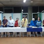 Equipe educativa reunida à mesa na vivência da Ceia Pascal