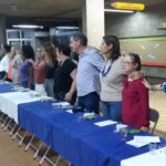 Equipe educativa reunida à mesa na vivência da Ceia Pascal