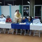 Equipe educativa reunida à mesa na vivência da Ceia Pascal