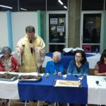 Equipe educativa reunida à mesa na vivência da Ceia Pascal