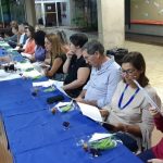Equipe educativa reunida à mesa na vivência da Ceia Pascal