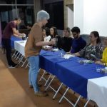 Equipe educativa reunida à mesa na vivência da Ceia Pascal