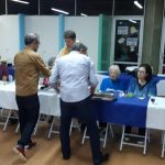 Equipe educativa reunida à mesa na vivência da Ceia Pascal