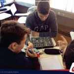 Alunos da 2ª série do Ensino Médio observam amostras de rochas e minerais na aula de Geografia