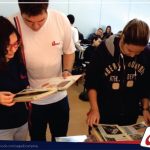 Alunos da 2ª série do Ensino Médio observam amostras de rochas e minerais na aula de Geografia