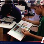 Alunos da 2ª série do Ensino Médio observam amostras de rochas e minerais na aula de Geografia