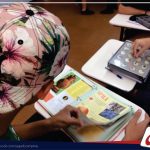 Alunos da 2ª série do Ensino Médio observam amostras de rochas e minerais na aula de Geografia