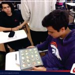 Alunos da 2ª série do Ensino Médio observam amostras de rochas e minerais na aula de Geografia
