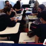 Alunos da 2ª série do Ensino Médio observam amostras de rochas e minerais na aula de Geografia