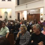 Fiéis nos bancos da igreja durante a Novena de Santa Rita