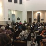 Fiéis nos bancos da igreja durante a Novena de Santa Rita