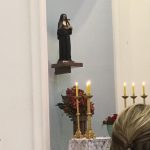 Imagem de Santa Rita na igreja durante a novena