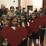 Alunos erguem corações de papel durante a Novena de Santa Rita