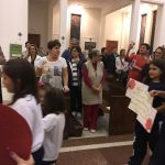 Alunos erguem corações de papel durante a Novena de Santa Rita