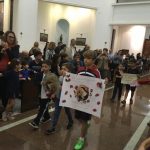 Alunos erguem corações de papel durante a Novena de Santa Rita