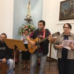 Acompanhamento musical com violão durante a Novena de Santa Rita