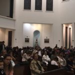Fiéis nos bancos da igreja durante a Novena de Santa Rita
