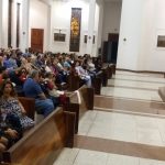 Fiéis nos bancos da igreja durante a Novena de Santa Rita