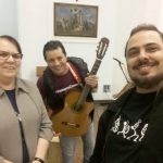Acompanhamento musical com violão durante a Novena de Santa Rita