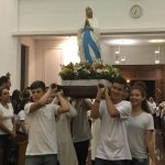 Alunos erguem balões azuis durante a Coroação de Nossa Senhora