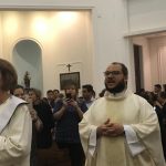 Celebração da Coroação de Nossa Senhora na igreja, com alunos e famílias
