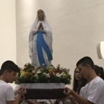 Imagem de Nossa Senhora adornada com flores na Coroação