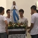 Imagem de Nossa Senhora adornada com flores na Coroação