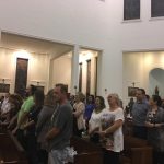 Celebração da Coroação de Nossa Senhora na igreja, com alunos e famílias