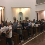 Celebração da Coroação de Nossa Senhora na igreja, com alunos e famílias