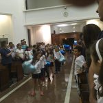 Alunos erguem balões azuis durante a Coroação de Nossa Senhora