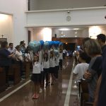 Alunos erguem balões azuis durante a Coroação de Nossa Senhora
