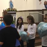 Celebração da Coroação de Nossa Senhora na igreja, com alunos e famílias