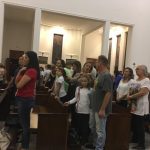Alunos erguem balões azuis durante a Coroação de Nossa Senhora