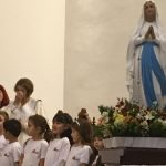 Imagem de Nossa Senhora adornada com flores na Coroação