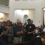 Celebração da Coroação de Nossa Senhora na igreja, com alunos e famílias
