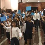 Celebração da Coroação de Nossa Senhora na igreja, com alunos e famílias