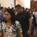 Celebração da Coroação de Nossa Senhora na igreja, com alunos e famílias