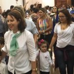 Celebração da Coroação de Nossa Senhora na igreja, com alunos e famílias