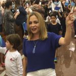Celebração da Coroação de Nossa Senhora na igreja, com alunos e famílias